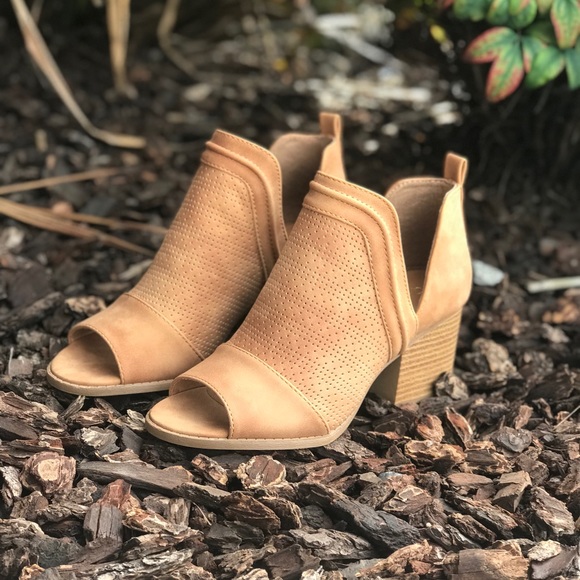 Side cut out peep toe booties - Picture 4 of 8